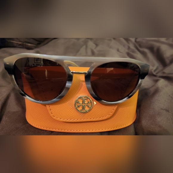 Tory burch sunglasses - Picture 4 of 6